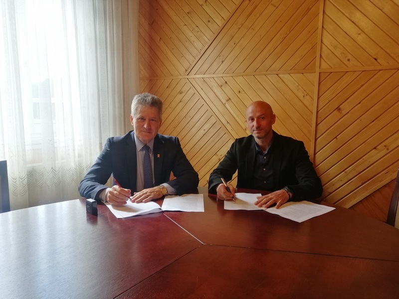 Zdjecie przedstawia podpisanie umowy przez Burmistrza Kleszczel Aleksandra Sielickiego i właściciela firmy WIKBUD Wiesława Kiśluk 